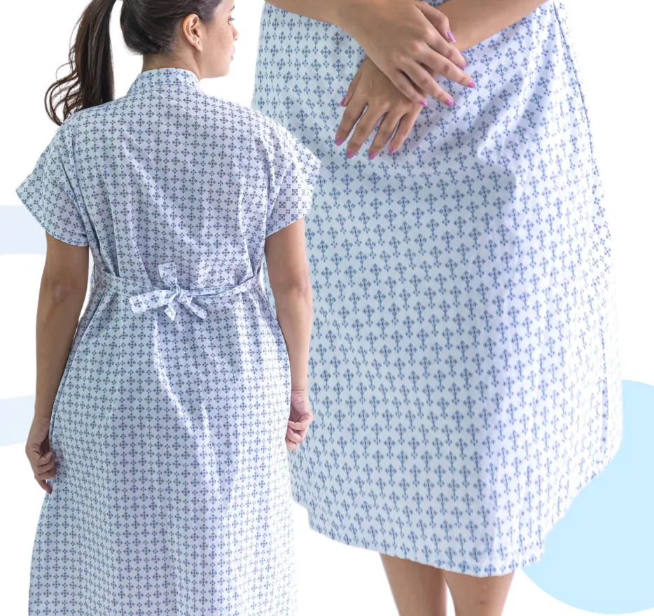 Paciente usando camisola hospitalar transpassada estampada